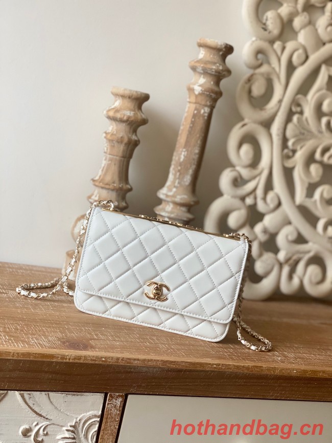 CHANEL WALLET ON CHAIN Lambskin & Gold-Tone Metal 88632 white