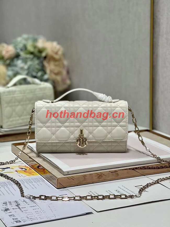 LADY DIOR CHAIN POUCH Cannage Lambskin S0937O white