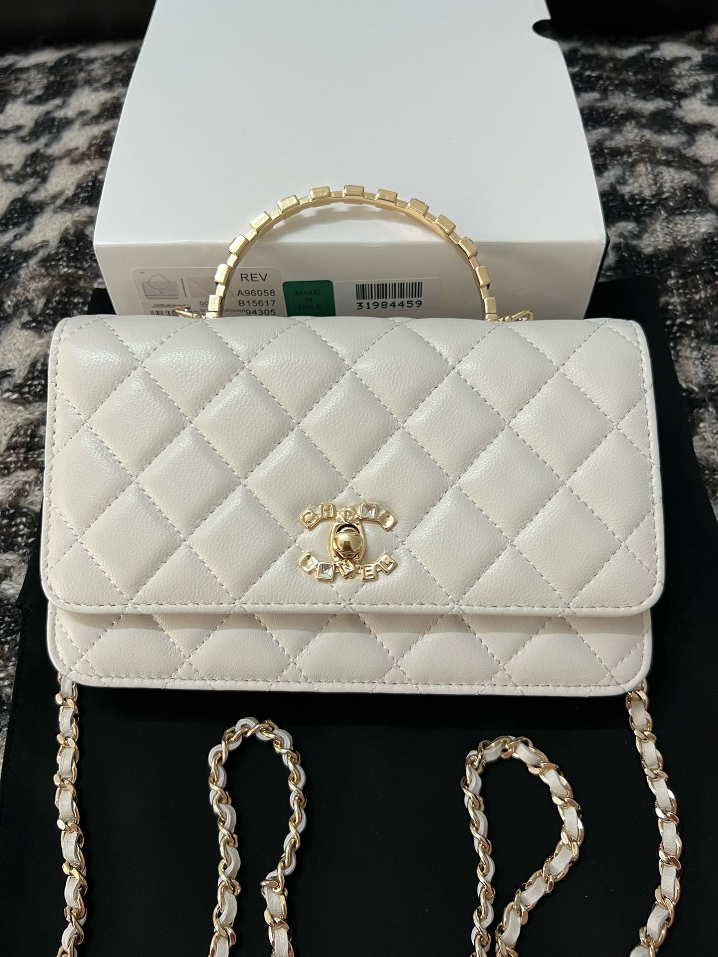 CHANEL FLAP PHONE HOLDER WITH CHAIN AB3566 white