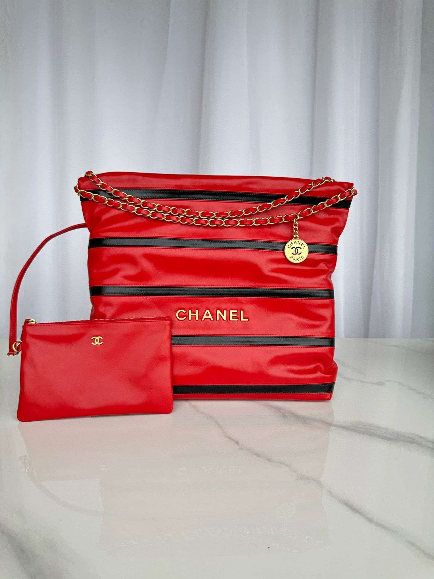 CHANEL 22 HANDBAG Calfskin & Gold-Tone Metal AS3261 Red&Black