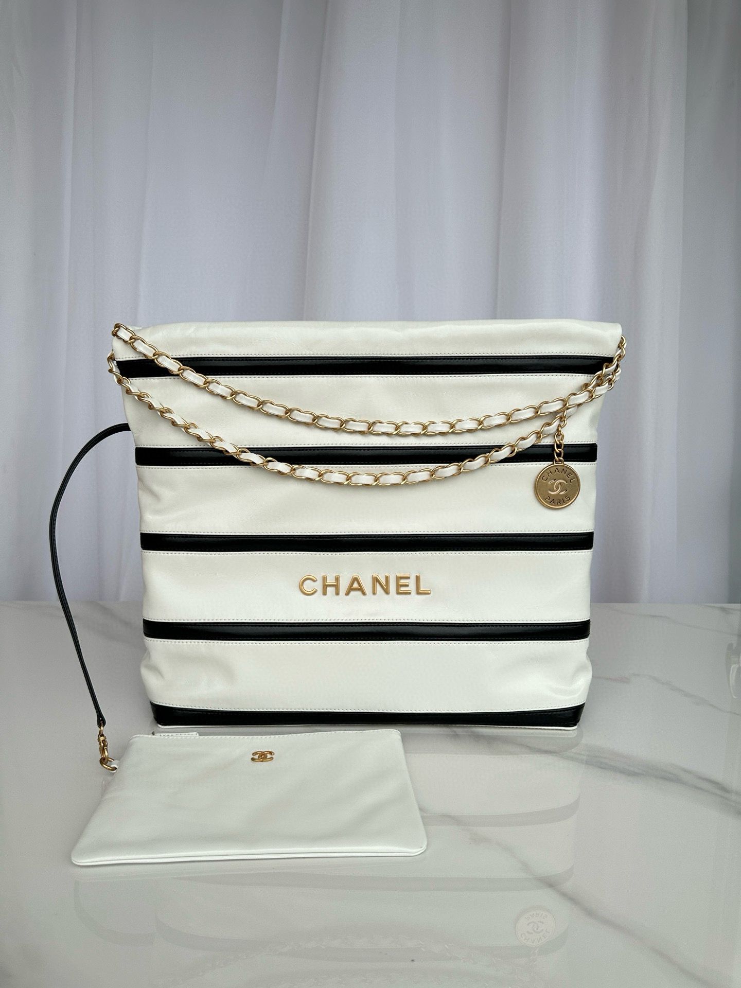 CHANEL 22 HANDBAG Calfskin & Gold-Tone Metal AS3261 White