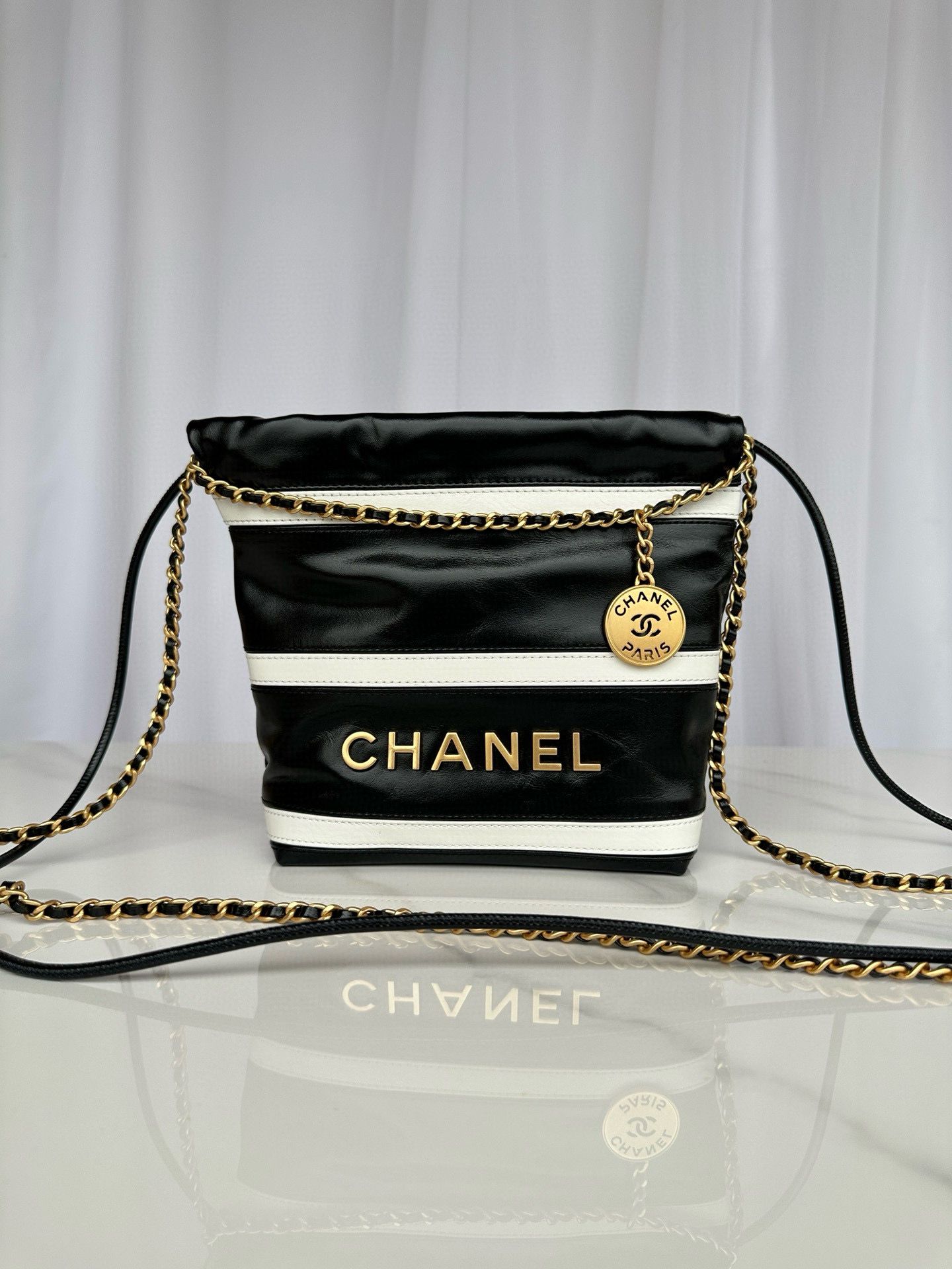 CHANEL 22 HANDBAG Calfskin & Gold-Tone Metal AS3980 Black