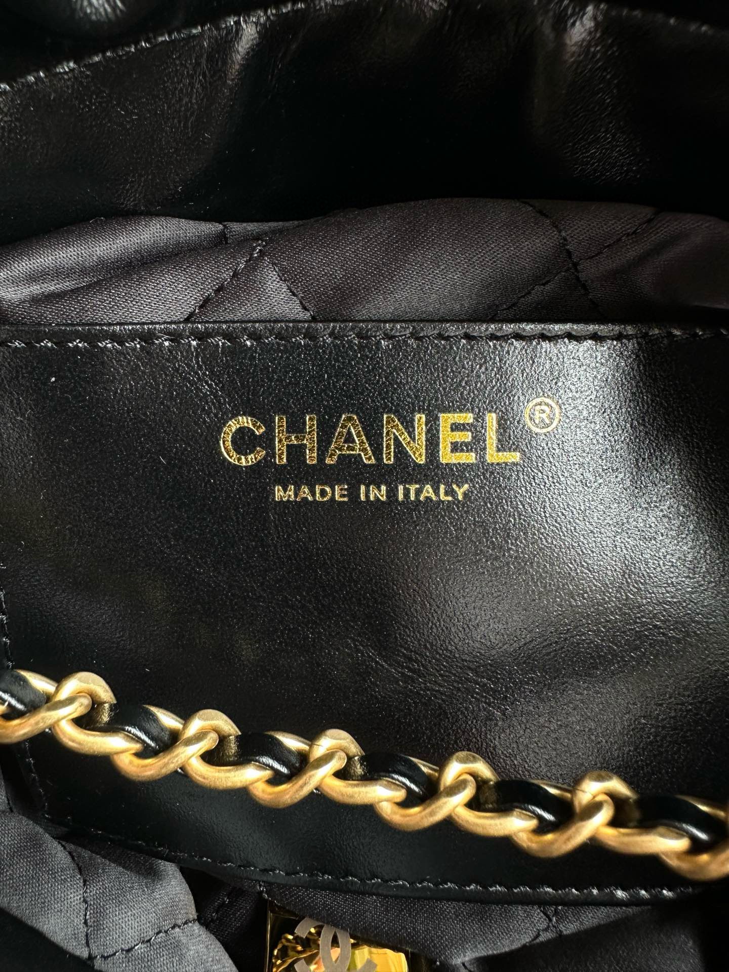 CHANEL 22 HANDBAG Calfskin & Gold-Tone Metal AS3980 Black