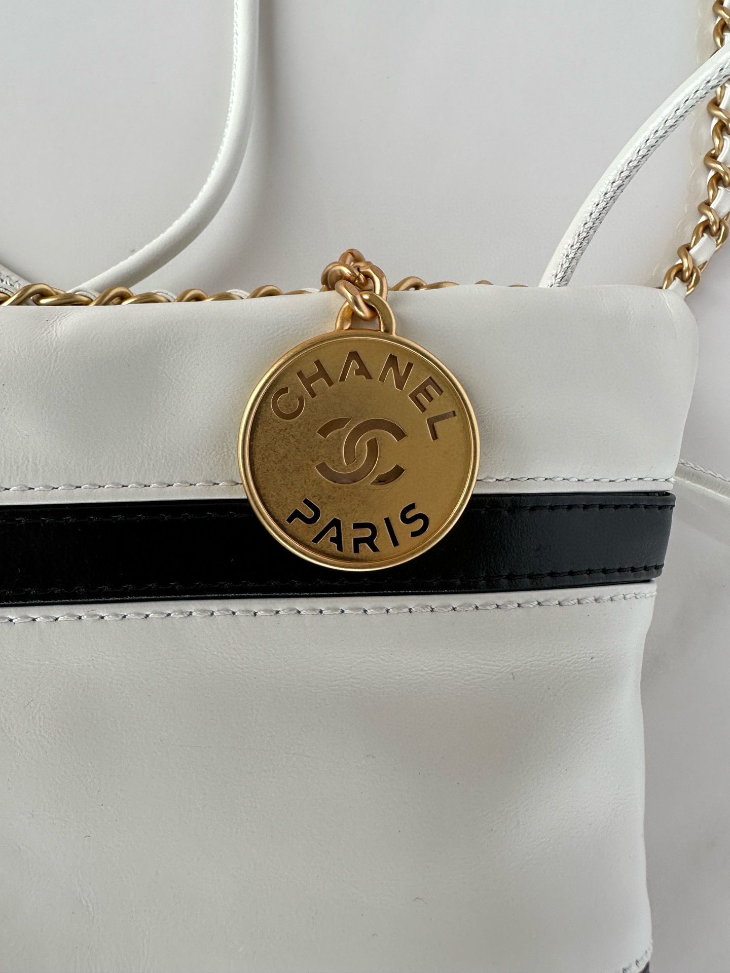 CHANEL 22 HANDBAG Calfskin & Gold-Tone Metal AS3980 White