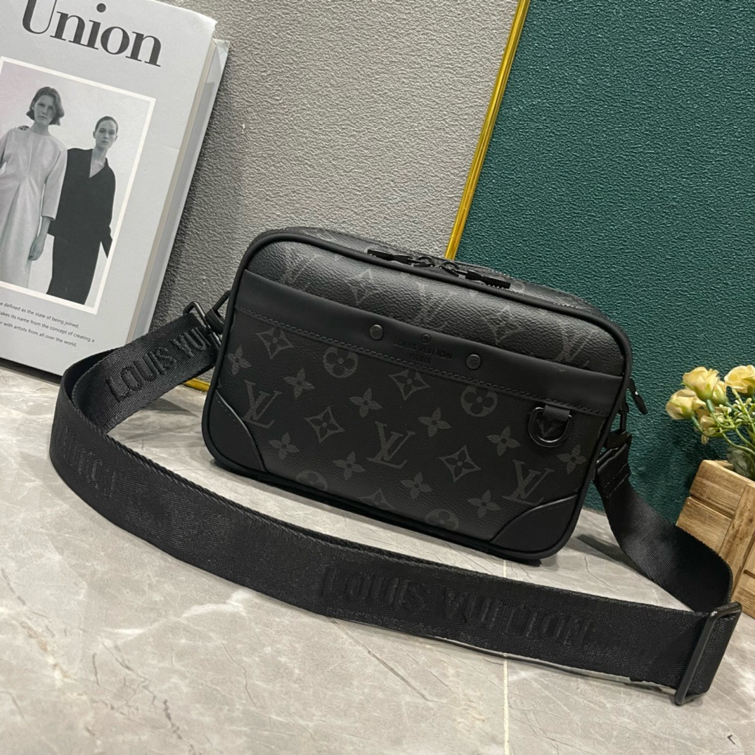 Louis Vuitton Alpha Messenger M31069 black