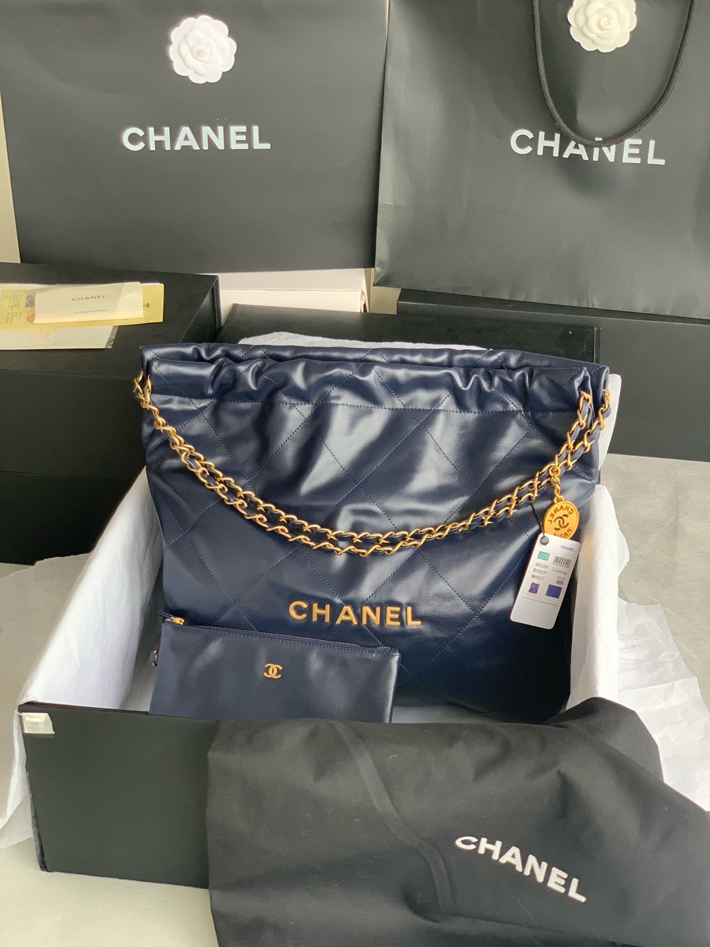 CHANEL 22 MEDIUM HANDBAG AS3261 Navy